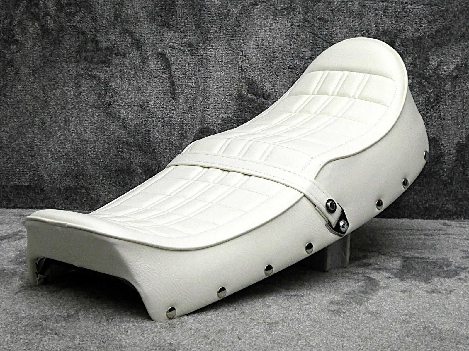 CB750K鋲打ち 白4 カスタムシート 新アンコ/ホワイト チョビ三