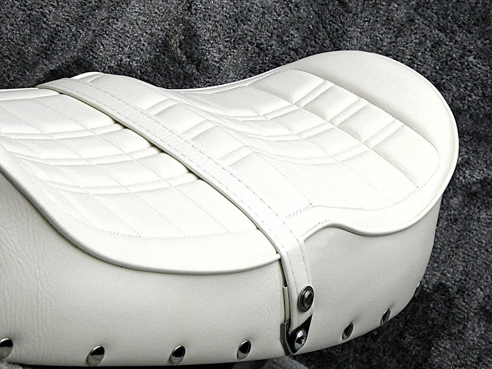 CB750K鋲打ち 白4 カスタムシート 新アンコ/ホワイト チョビ三