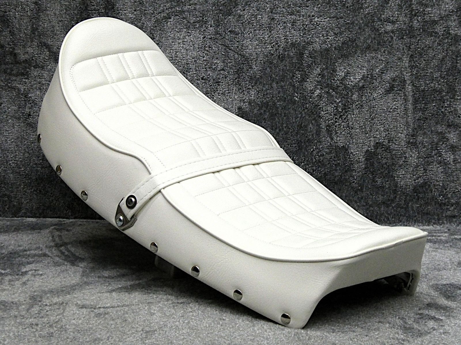 じ*ん様 CB400F 新あんこ 鋲打ち E4白 カスタムシート/400four じ*ん様