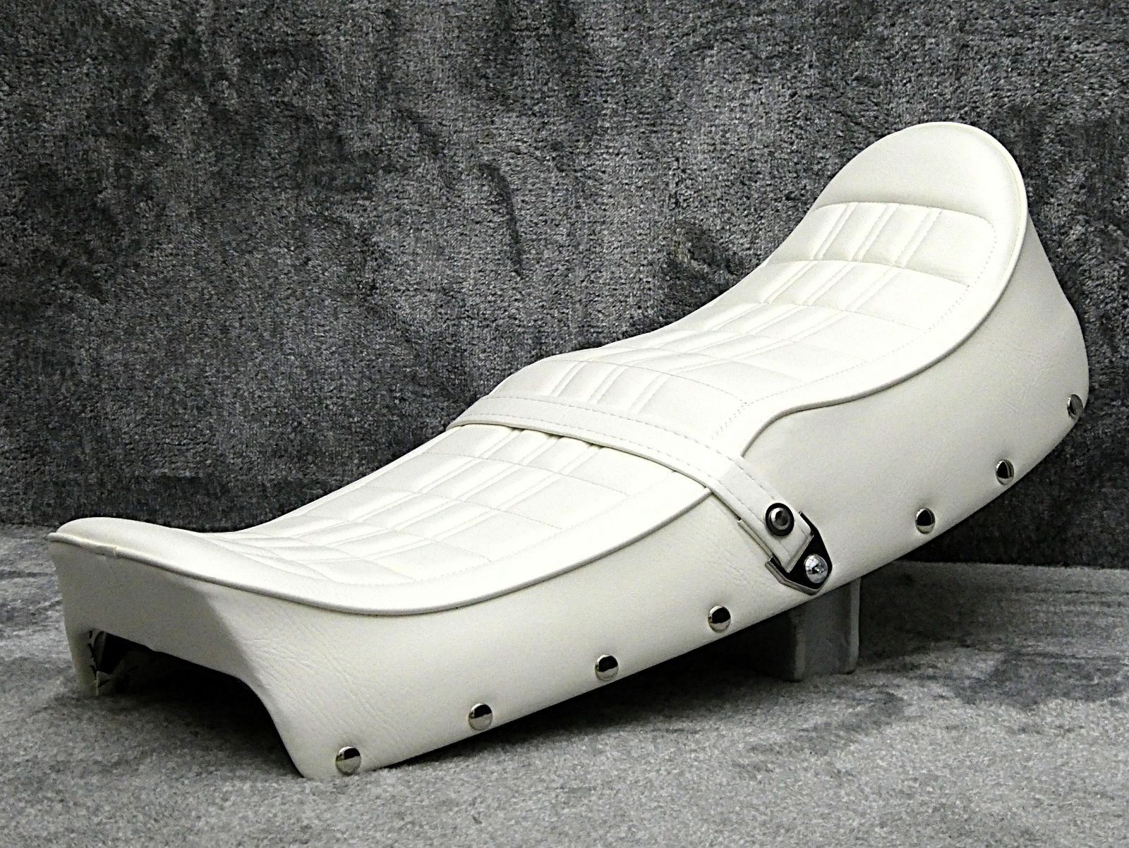 し*ん様 NC36 新あんこ 鋲打ち E4白 カスタムシート/CB400four し*ん様 NC36 新あんこ 鋲打ち E4白 カスタムシート/CB400four し*