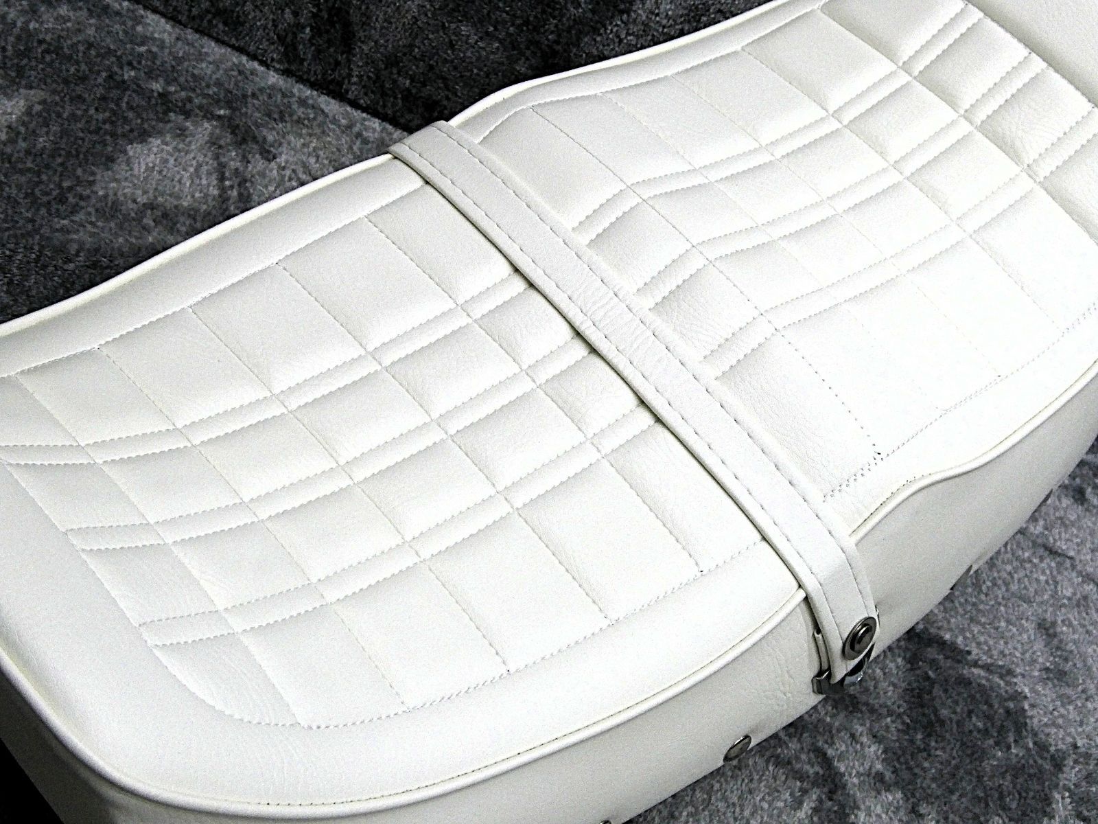 じ*ん様 CB400F 新あんこ 鋲打ち E4白 カスタムシート/400four じ*ん様 CB400F 新あんこ 鋲打ち E4白 カスタムシート/400four