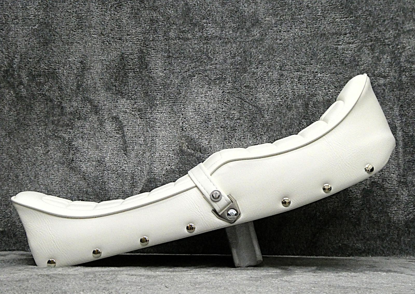 し*ん様 NC36 新あんこ 鋲打ち E4白 カスタムシート/CB400four CB750K鋲打ち 白4 カスタムシート 新アンコ/ホワイト チョビ三