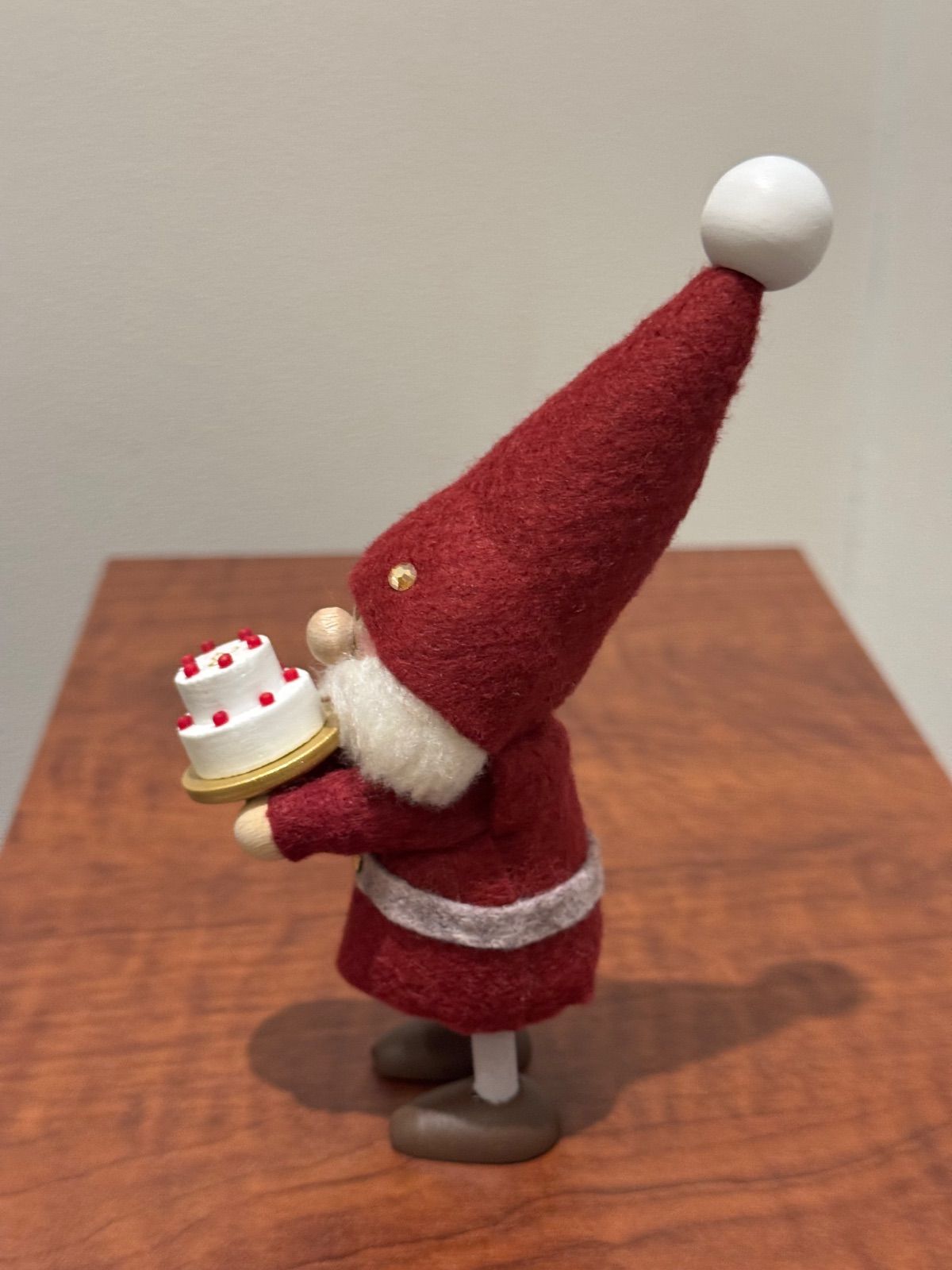 ケーキを持ったサンタ