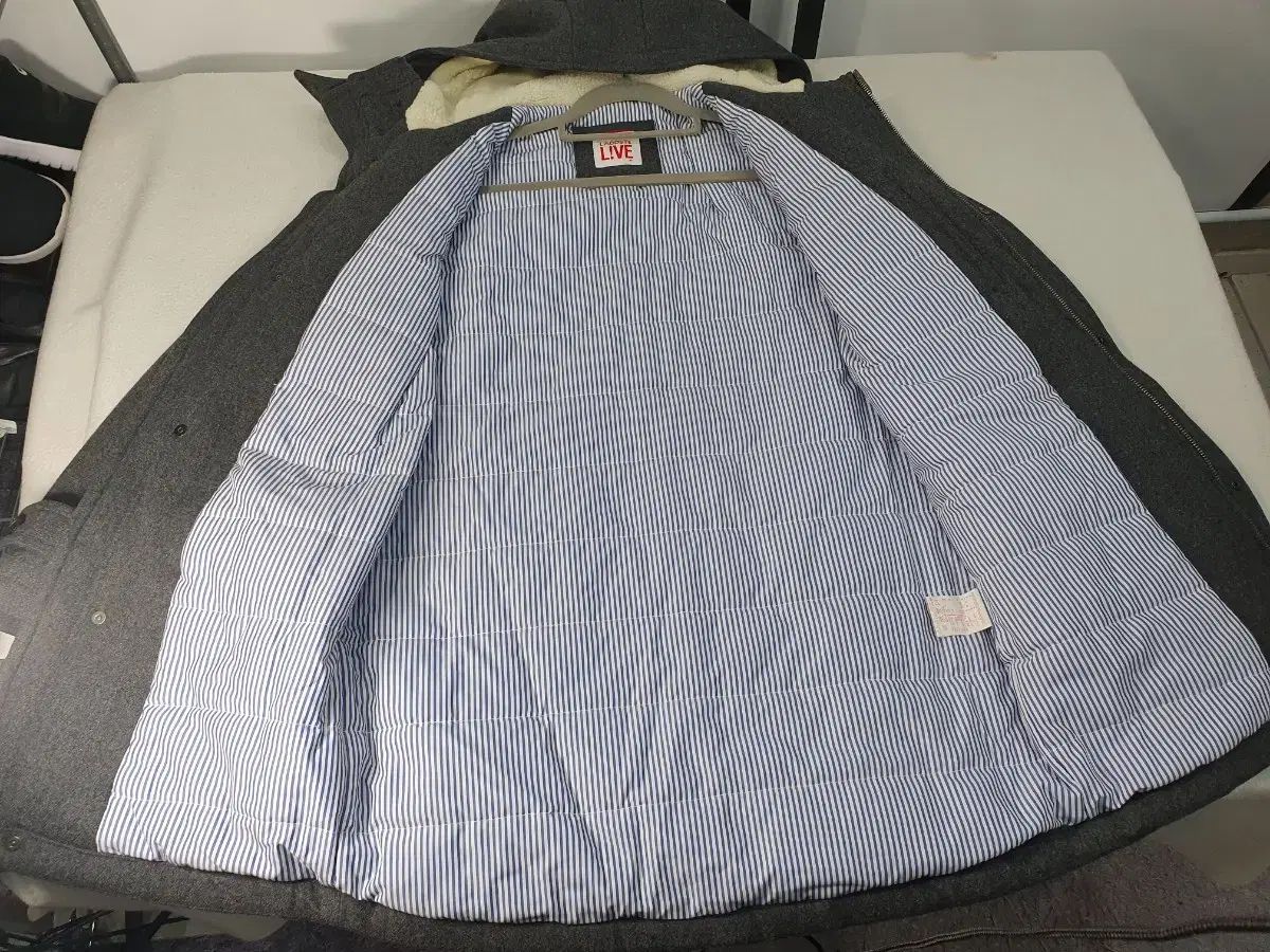 チャコール グレー