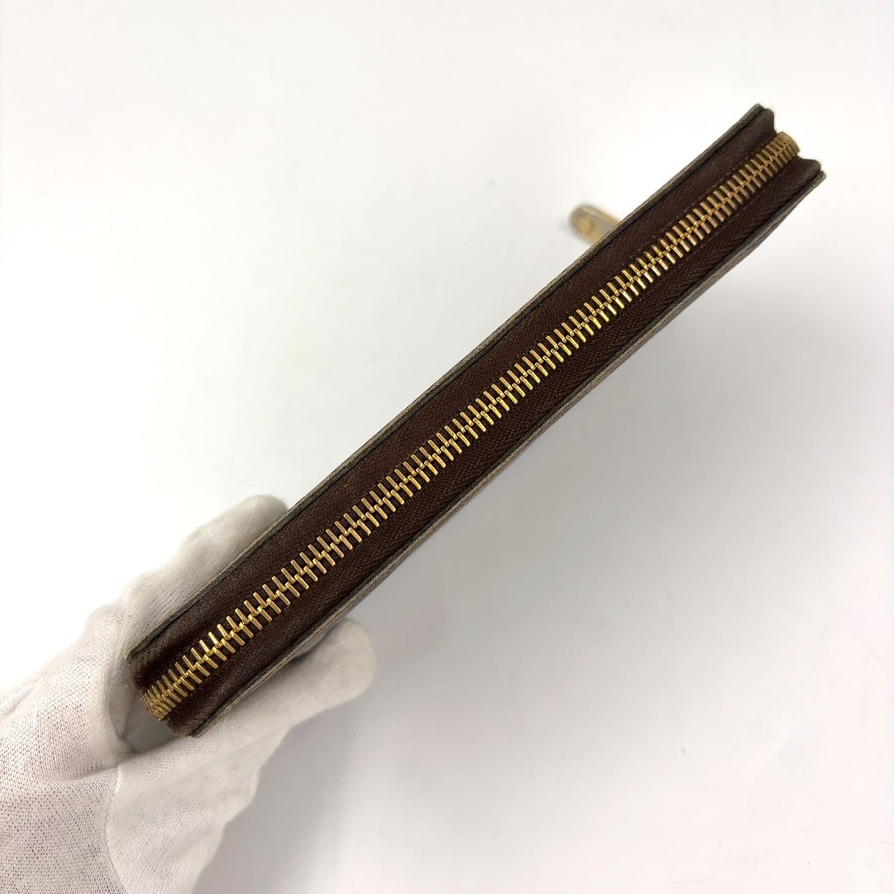 ラウンドファスナー長財布 ゴールド