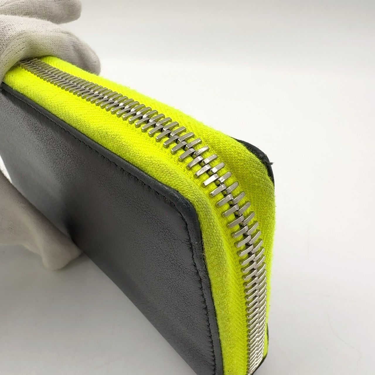 ライトイエロー