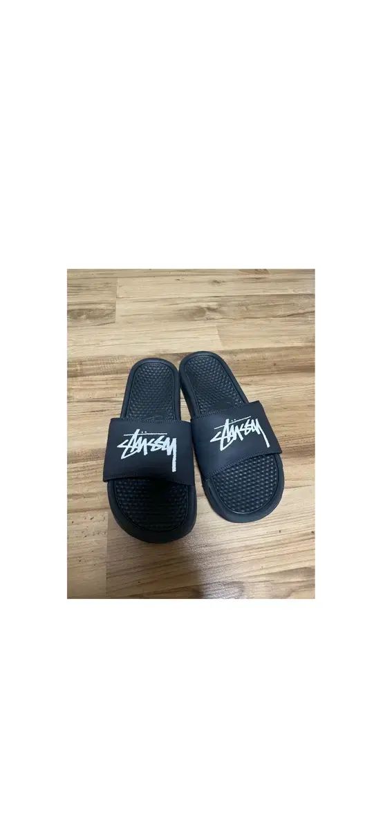 ナイキ x STU ベナッシ スライド ブラック