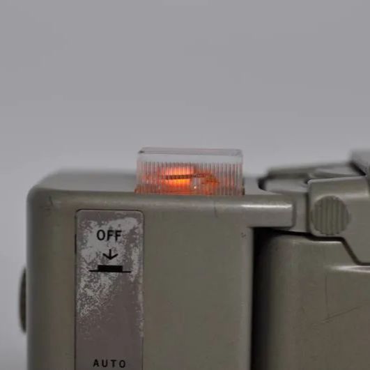 ホワイト コンパクトフィルムカメラ