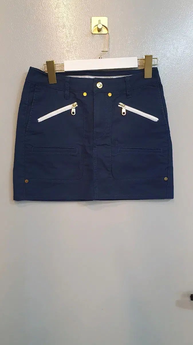 MARK LONA マークアンドロナ ネイビー ゴルフ スカート M サイズです