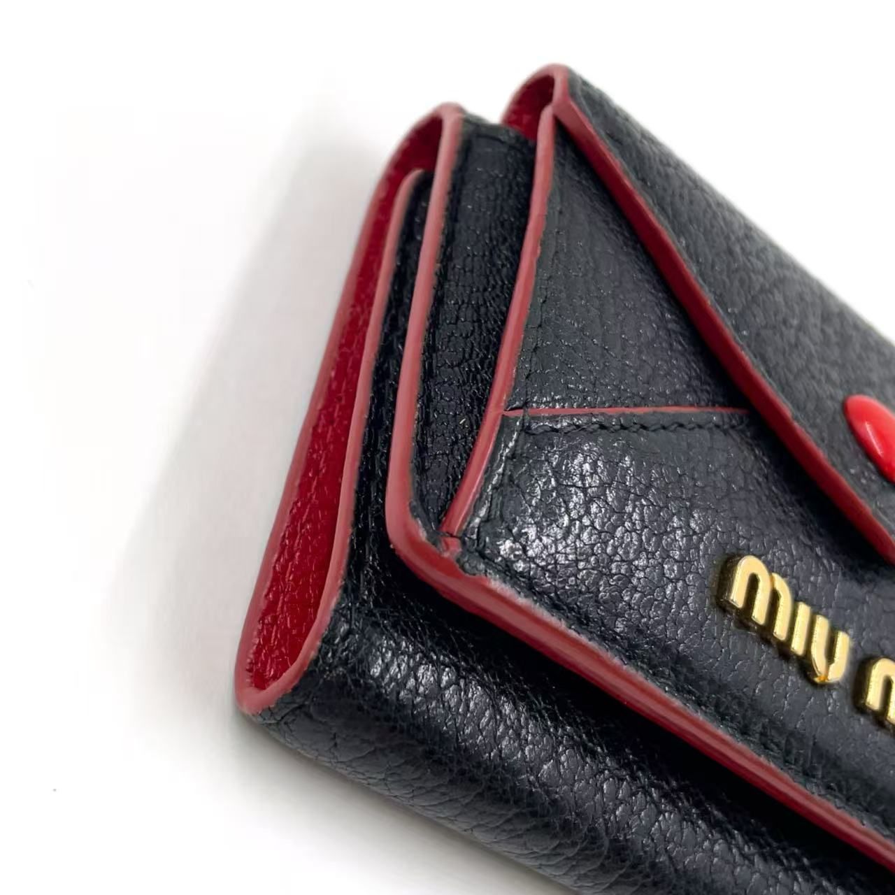miu miu マドラスラブ 三つ折り レザー ブラック×レッド 財布 ゴールド