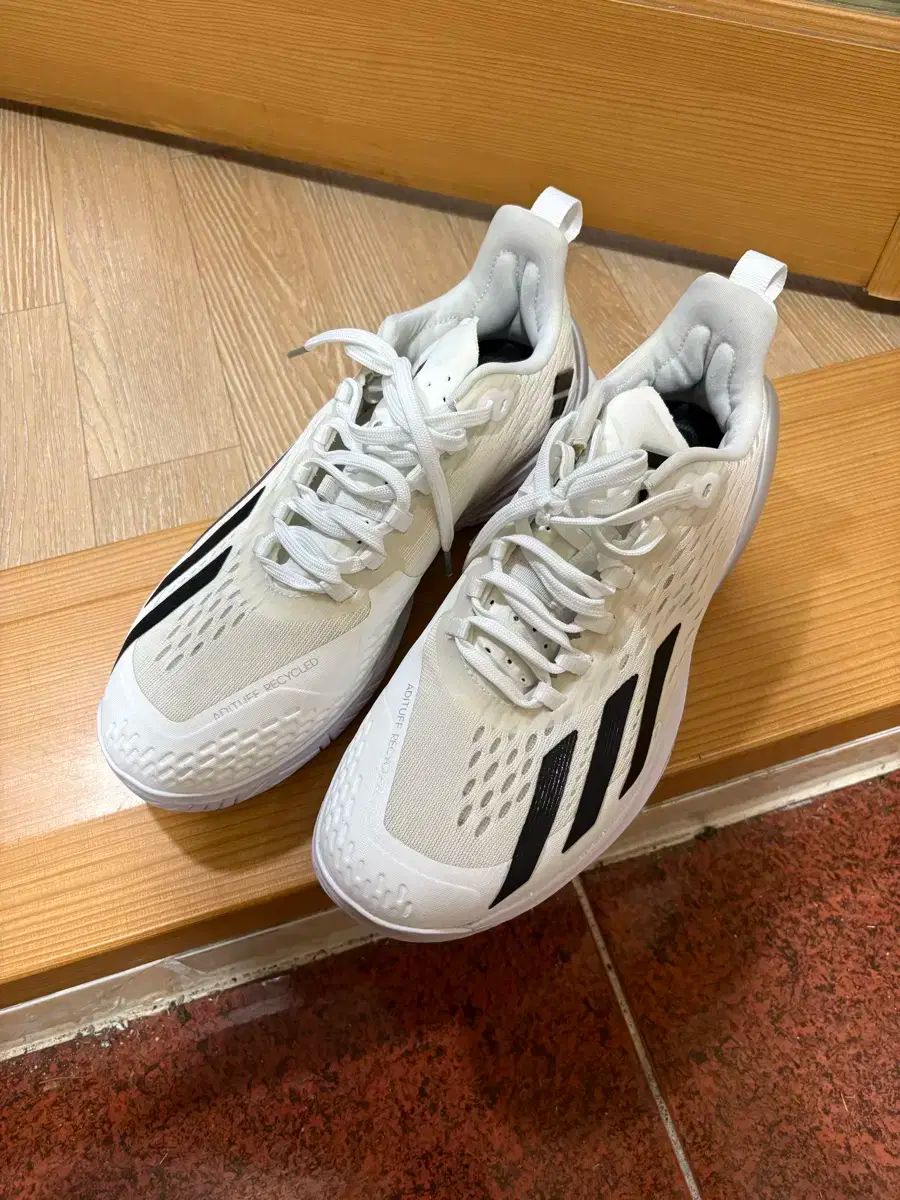 アディゼロ サイバーソニック テニスシューズ 255 mm