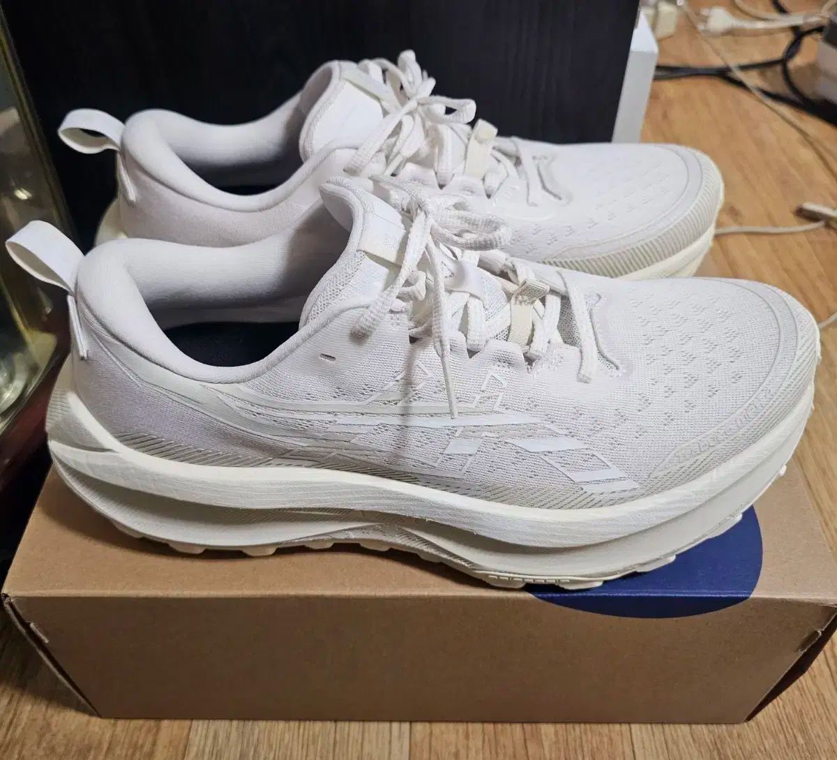 アシックス トラバド マックス4 クリーム 白