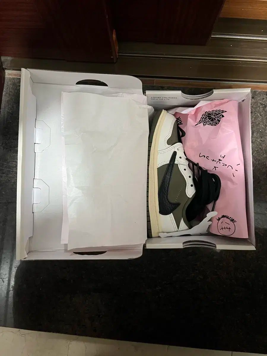 ナイキ エアジョーダン1 トラヴィス スコット オリーブ 150