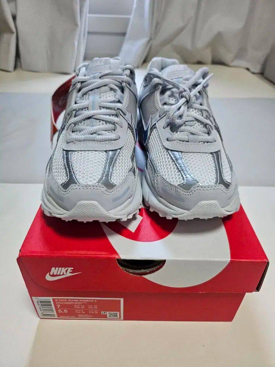 ナイキ ボメロ5 プラチナ サミット 白