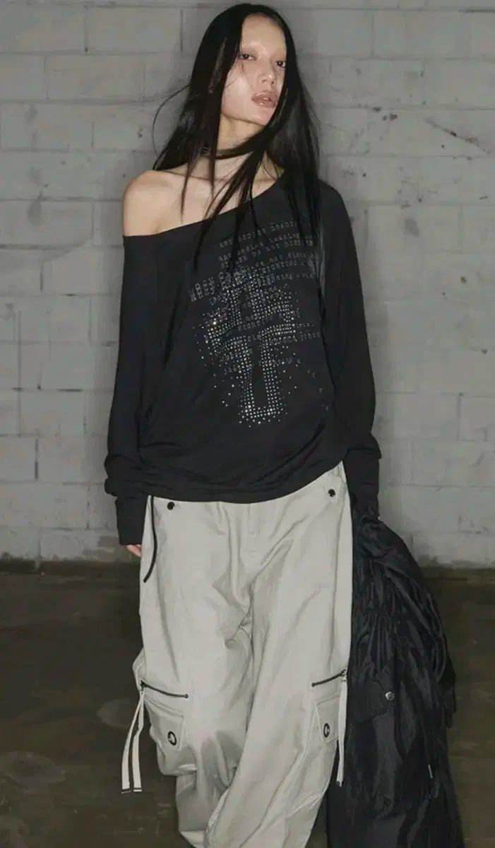 ファンシークラブ オフショルダー divine cross off-shoulder tee