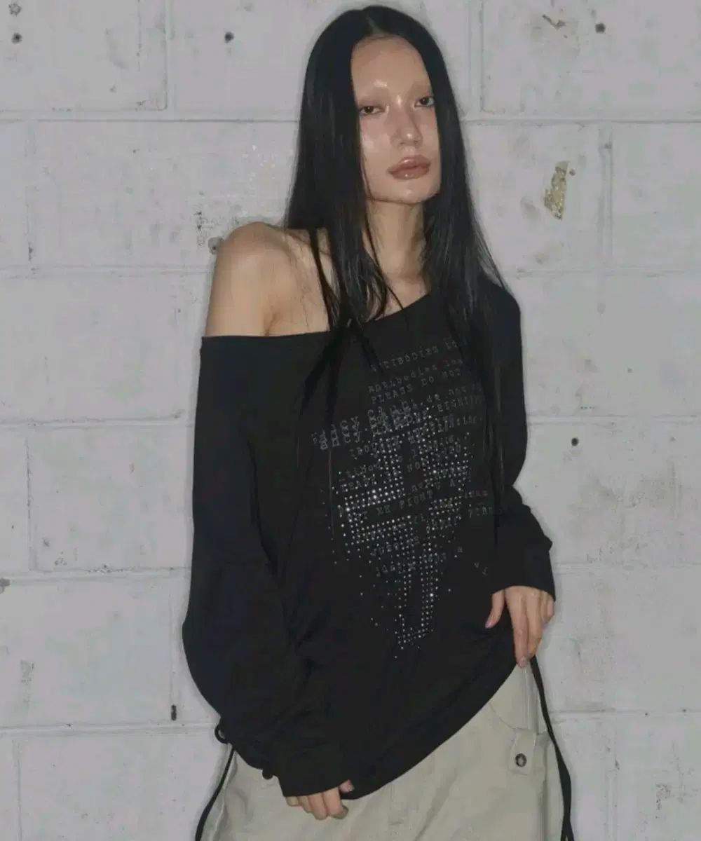 ファンシークラブ オフショルダー divine cross off-shoulder tee