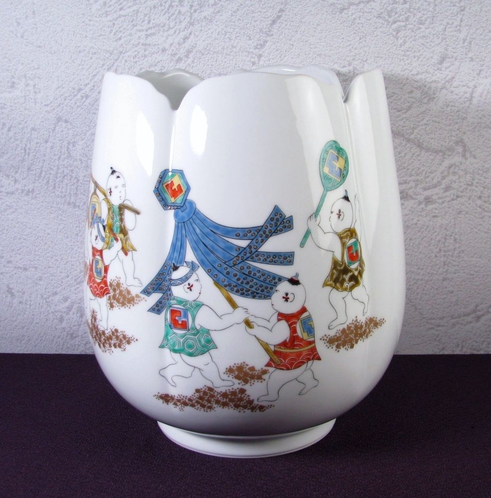 緒方松右衛門作 錦唐子祭り文花瓶 高さ 24 5 cm 共箱 25 k 023