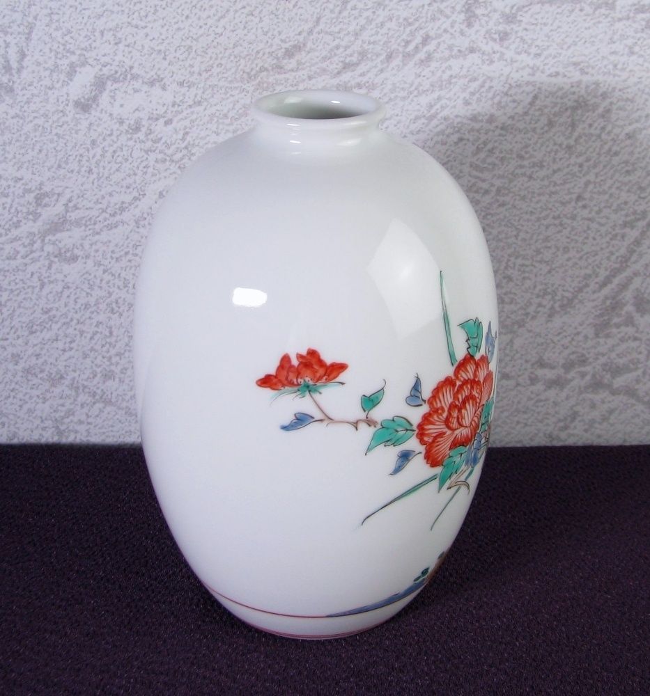 十四代 酒井田柿右衛門 錦岩牡丹一輪生 花瓶 栞付き　　　　　v868 十四代酒井田柿右衛門 錦 岩牡丹文 一輪生 高さ：12.8cm 未使用品 共箱