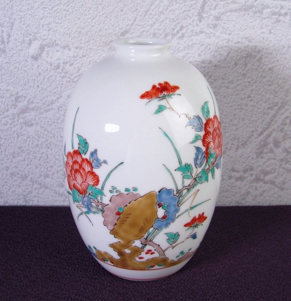 十四代酒井田柿右衛門 錦 岩牡丹文 一輪生 高さ：12.8cm 未使用品 共箱