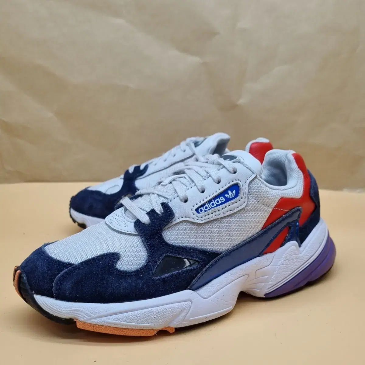 アディダス ファルコン クリスタル レディーススニーカー 23センチ