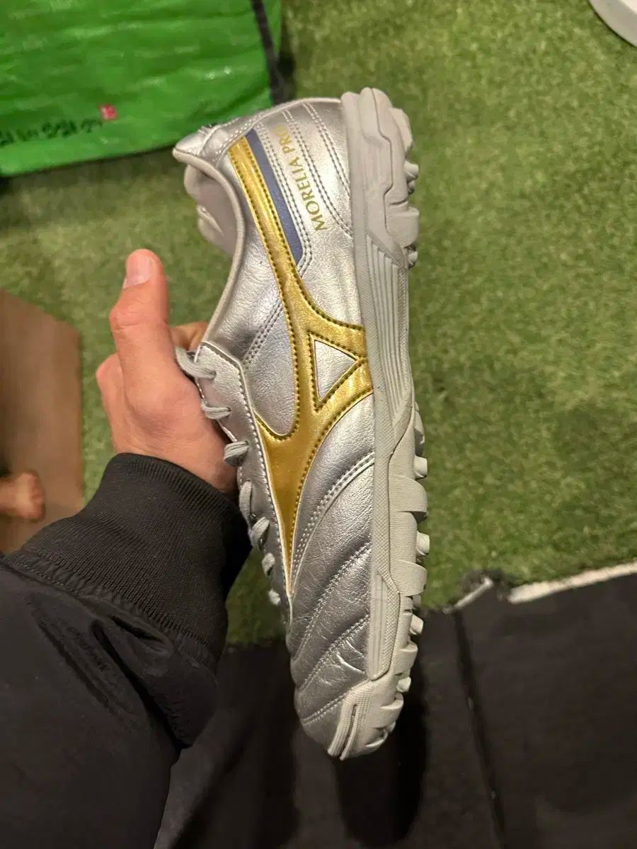 ミズノ モレリア サッカーシューズ シルバー GOLD 275