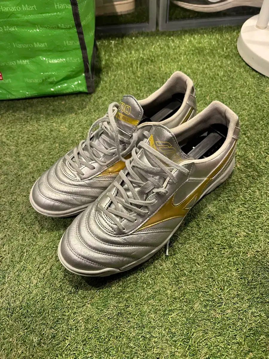 ミズノ モレリア サッカーシューズ シルバー GOLD 275