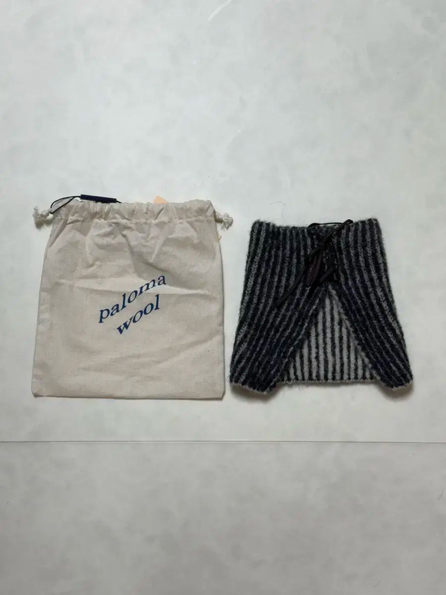 パロマウール イングリッド ネックウォーマー ブラック 白