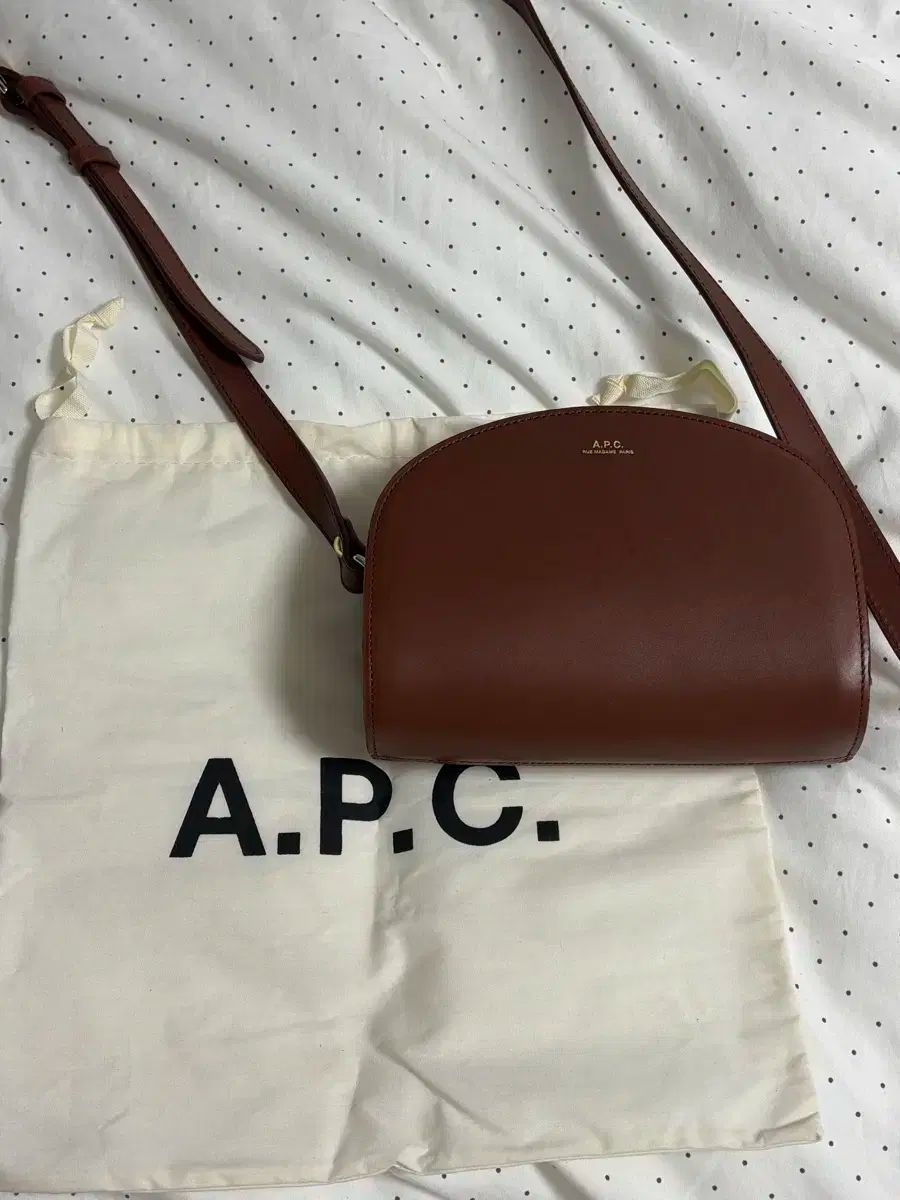 アペシェ ハーフムーン ミニ バッグ