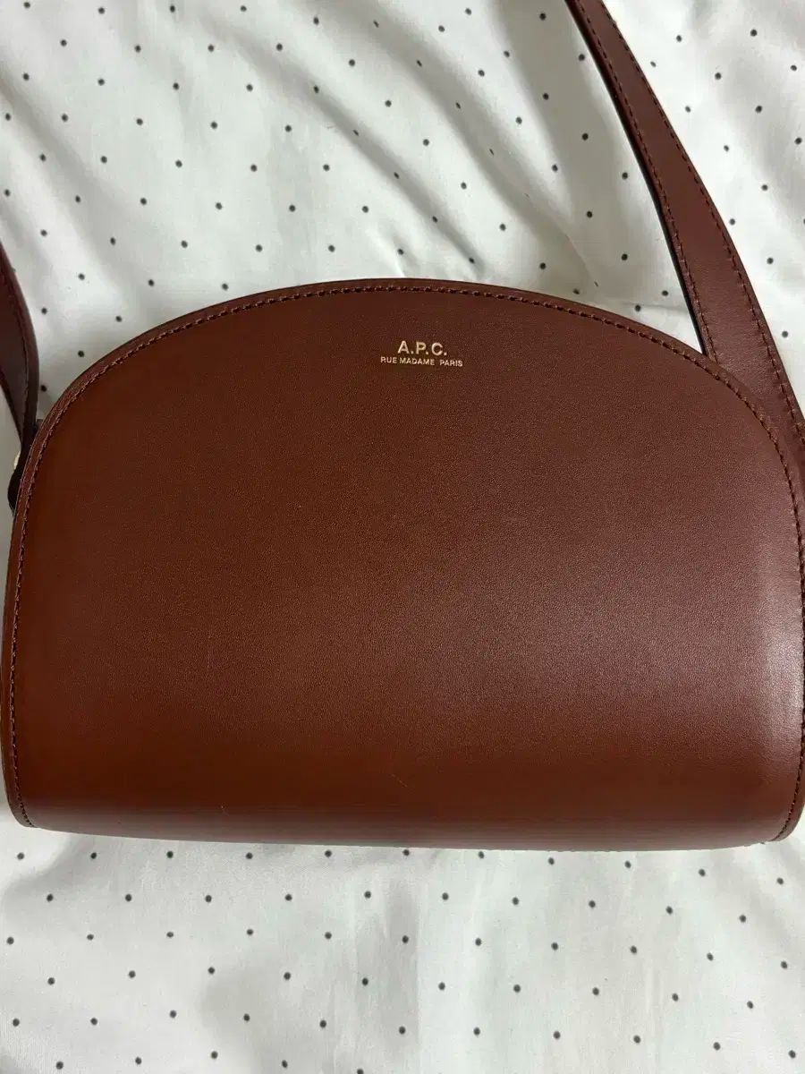 アペシェ ハーフムーン ミニ バッグ