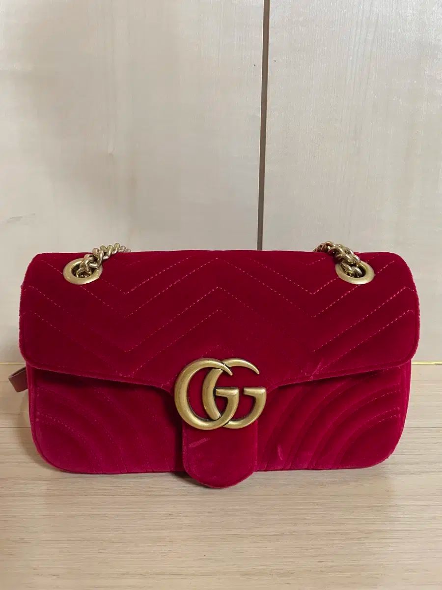 グッチ マーモント ベルベット チェーンバッグ レッド
