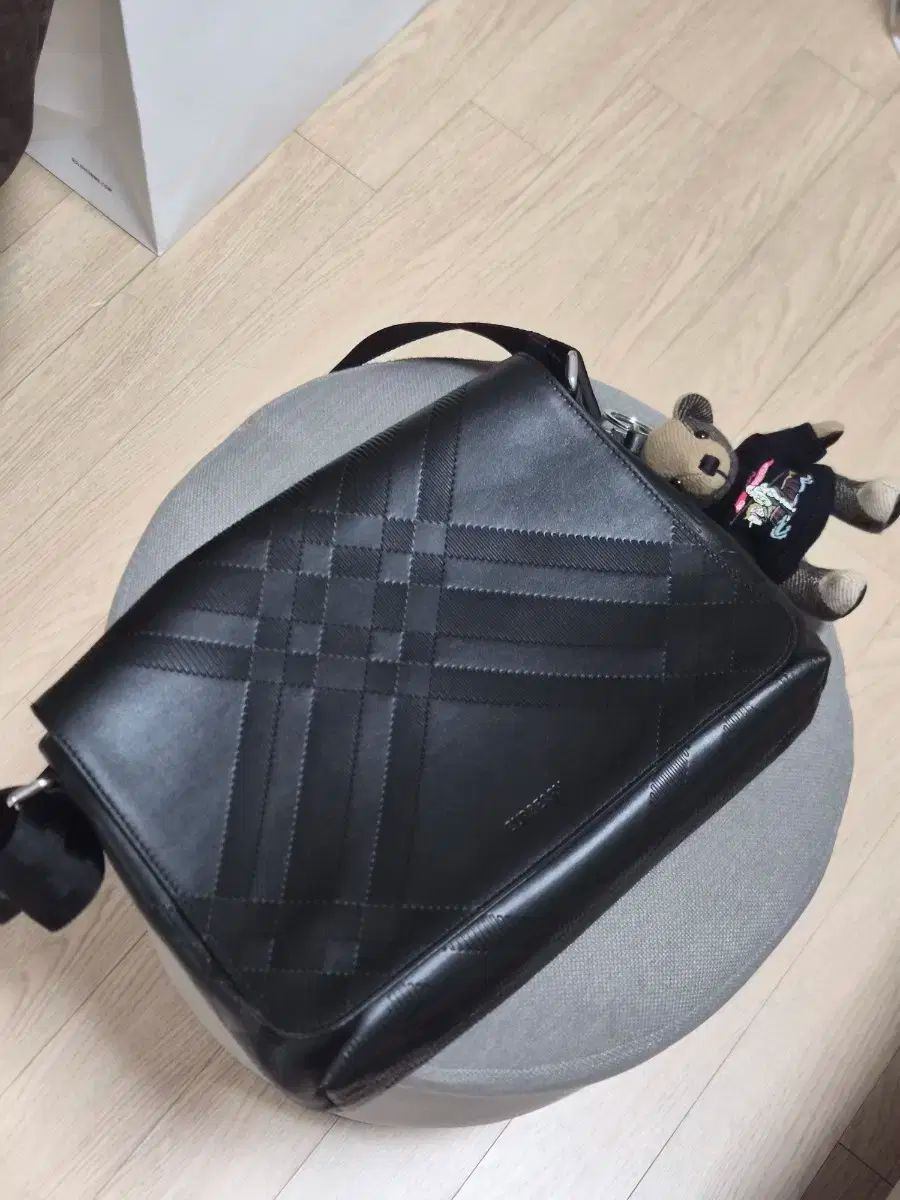 バーバリー 25fw エンボス ブラック チェック クロスバック キーホルダー 含む