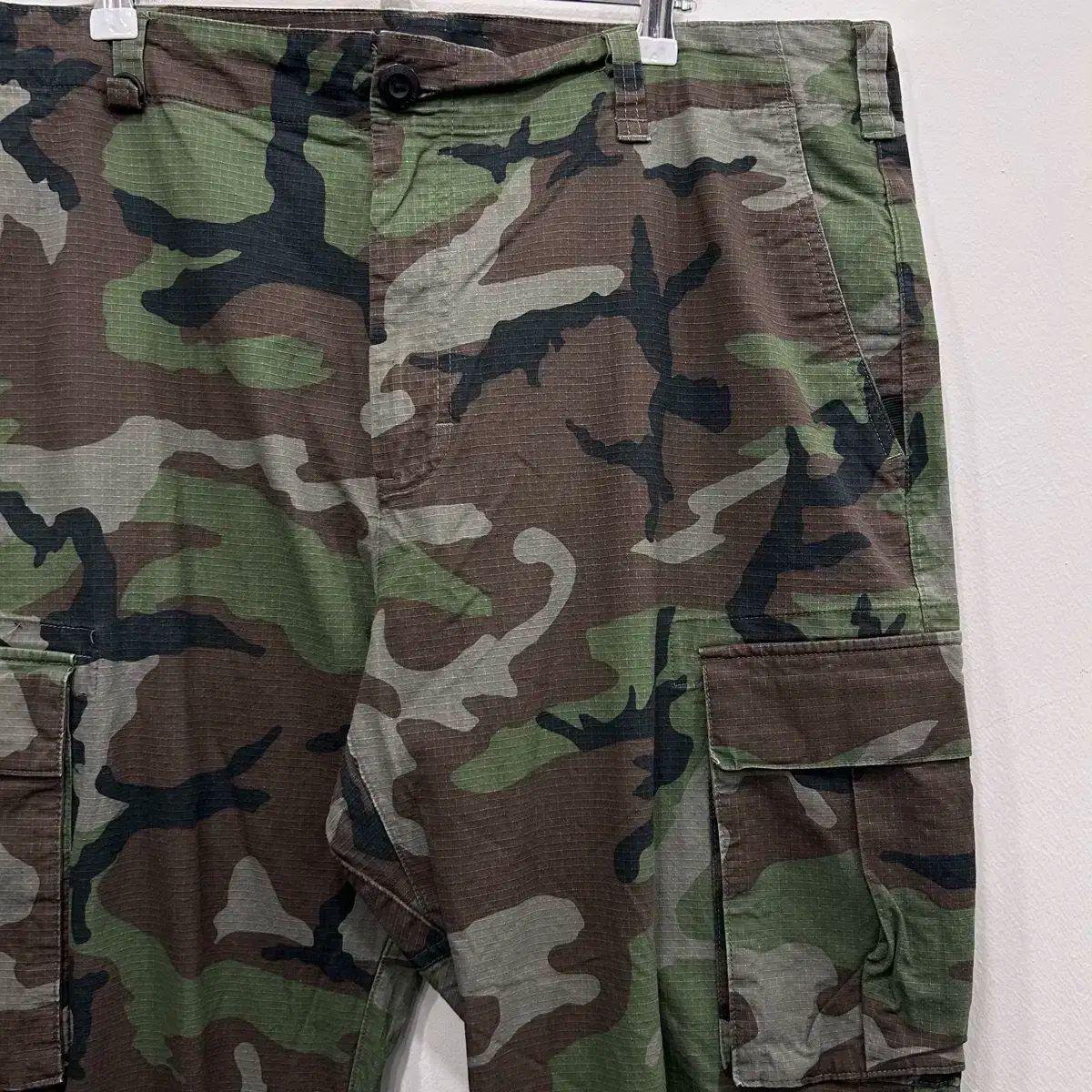 ナイキ SB シャーリング カーゴ カモ トラックパンツ