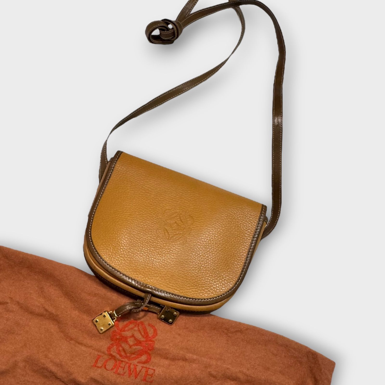 LOEWE Vintage Leather Saddle Shoulder Bag with Embossed Anagram Logo – Camel Brown LOEWE ロエベ アナグラム ショルダーバッグ 斜めがけ