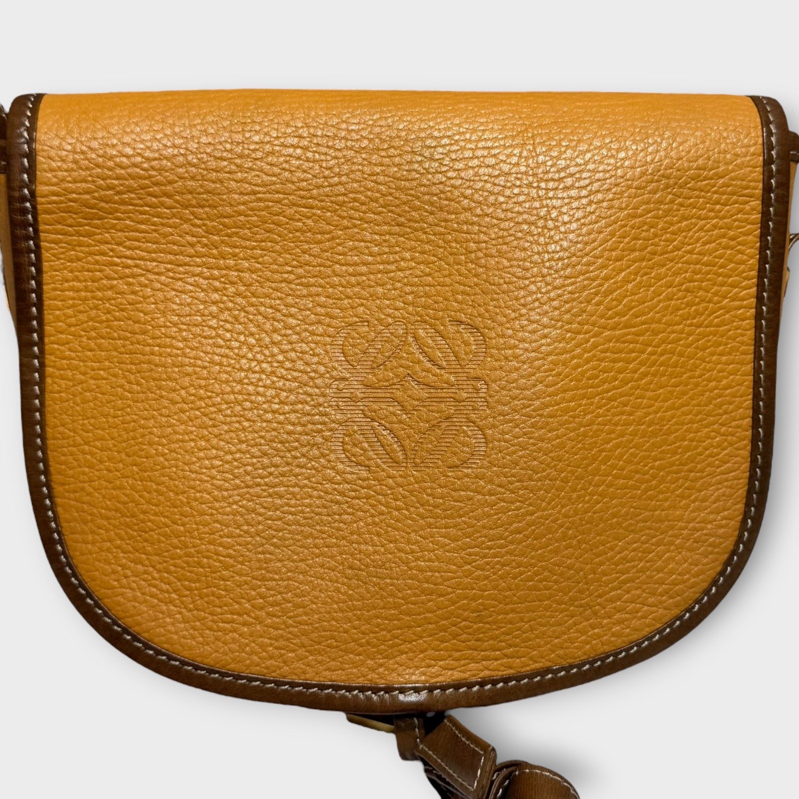 LOEWE Vintage Leather Saddle Shoulder Bag with Embossed Anagram Logo – Camel Brown LOEWE ロエベ アナグラム ショルダーバッグ 斜めがけ