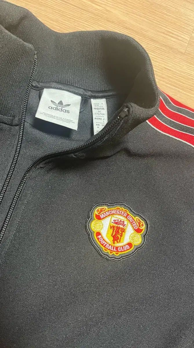 小売 アディダス マンチェスター・ユナイテッドFC トラックジャージ