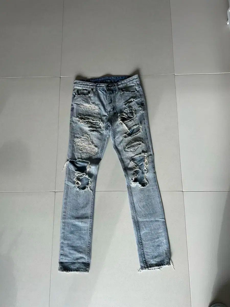 28 KSUBI ダメージジーンズ