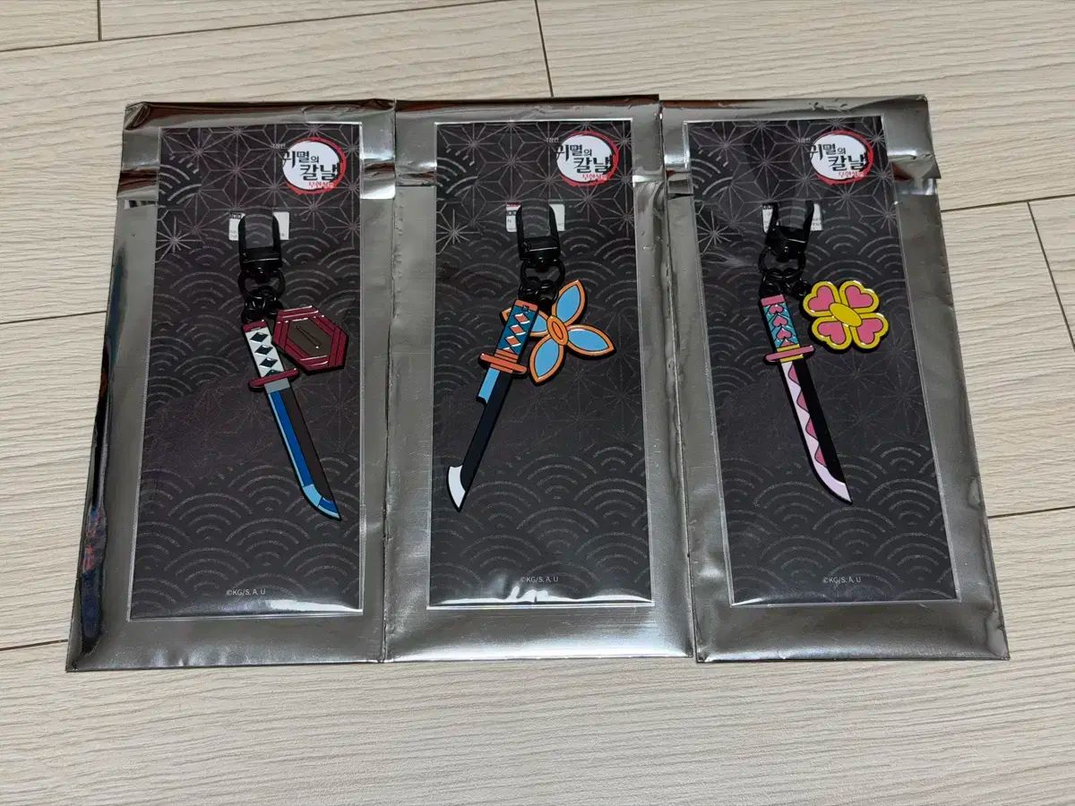 鬼滅の刃 日輪刀 キーホルダー 義勇 しのぶ 甘露寺蜜璃 3種