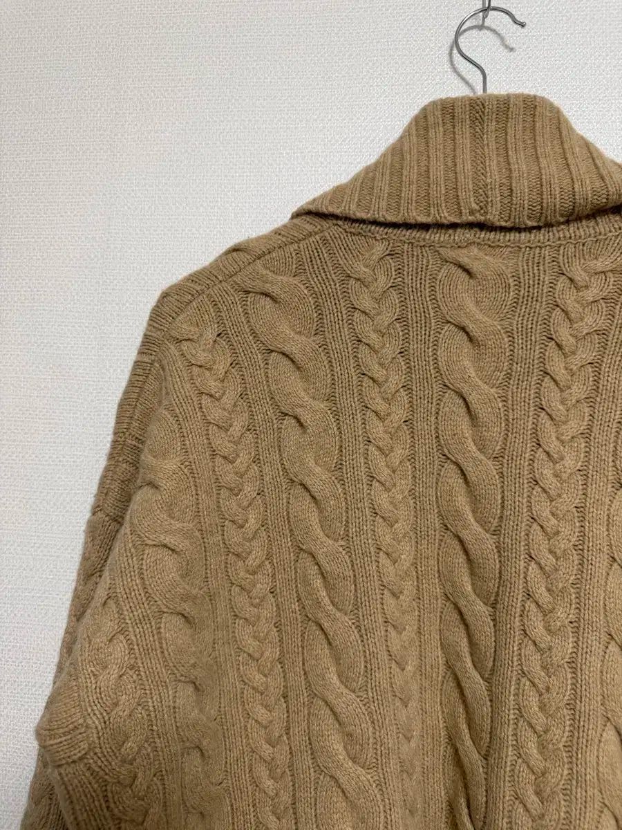 ケーブルニット