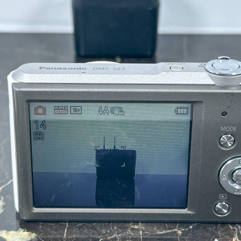 ホワイト コンデジ