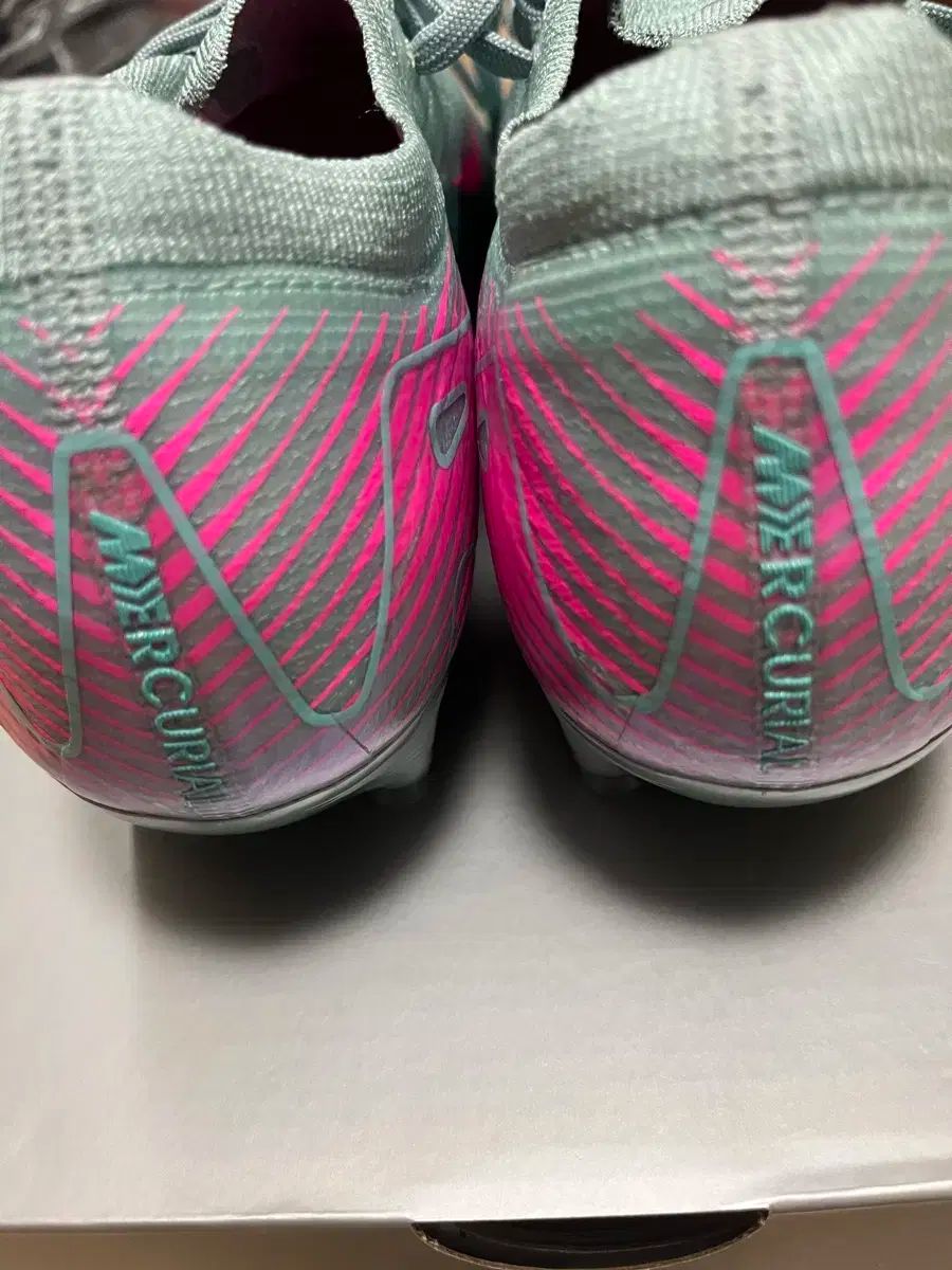 255 NIKE マーキュリアル サッカーシューズ