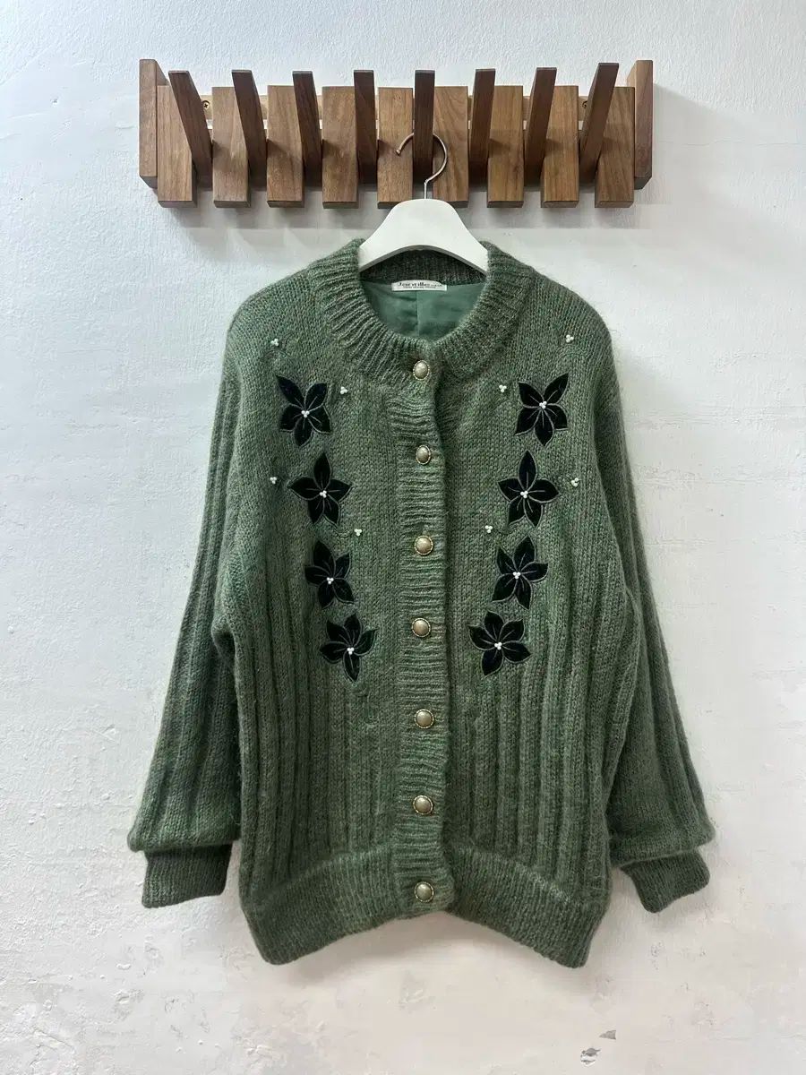 日本 ヴィンテージ ウール モヘア フラワー 刺繍 GOLD ボタン ディテール セーター ニット