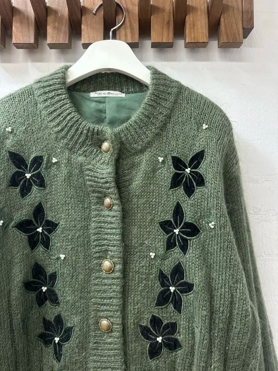 日本 ヴィンテージ ウール モヘア フラワー 刺繍 GOLD ボタン ディテール セーター ニット