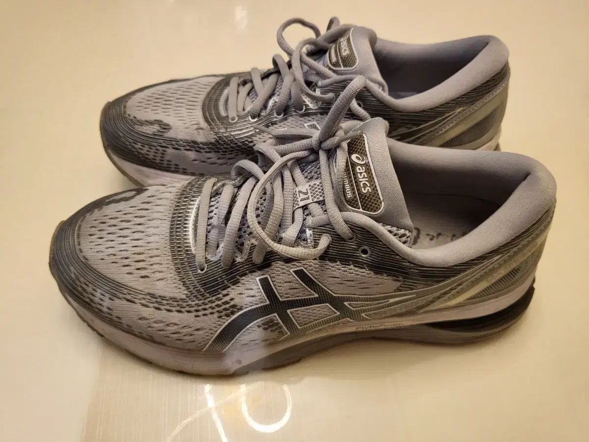 アシックス ゲル ニンバス 21 グレー スニーカー