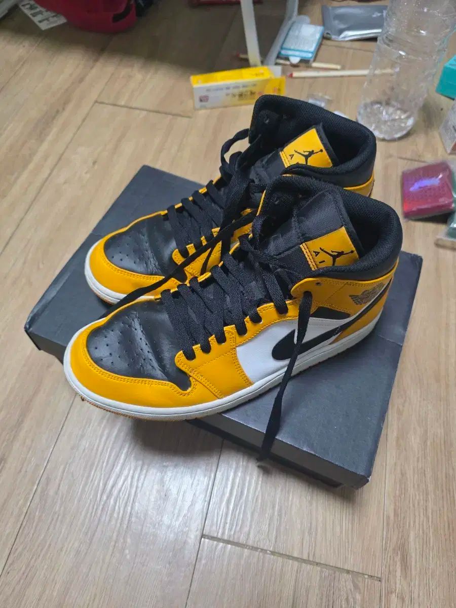 ナイキ ジョーダン1 ミッド タクシー 275