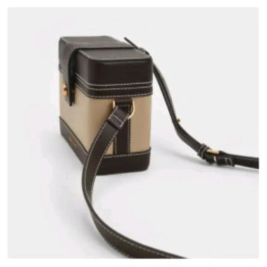  CHARLES - KEITH ブロンテ クロスバック Sand メッセンジャーバッグ ショルダーバッグ