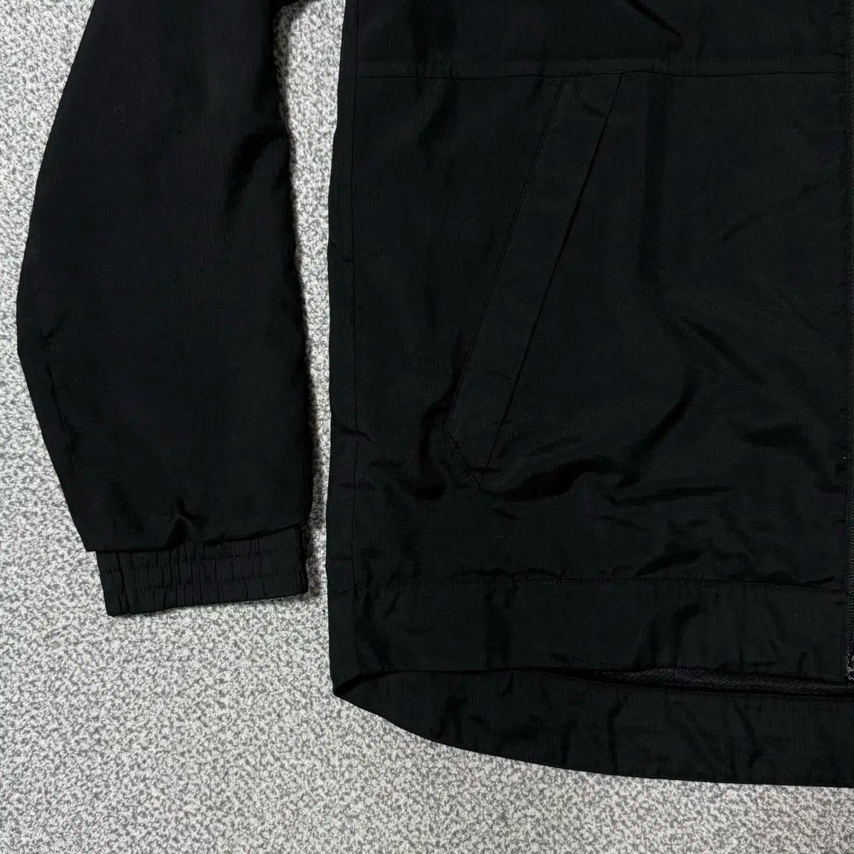 アディダス ウィンドブレーカー