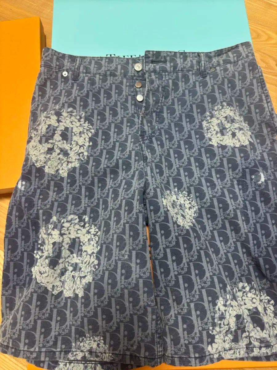 ディオール LOVE YOURSELF 轉 Tear ハーフパンツ