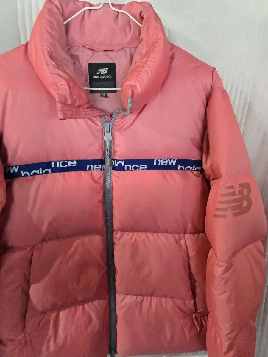 ニューバランス ピンク色 ダウン アウター