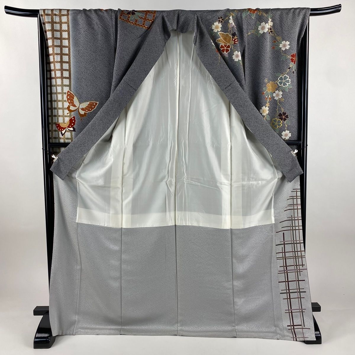  振袖 身丈173 cm 裄丈70.5 L 袷 山本寛斎 落款 蝶 格子 金糸 金彩 黒灰 正絹 秀品 振袖 着物