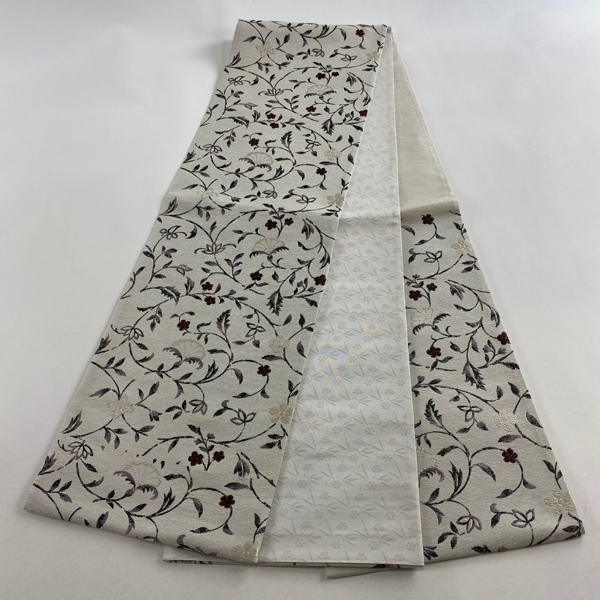 美品】 袋帯 名品 花唐草 銀糸 唐織 灰白 六通 正絹 【中古】 - メルカリ